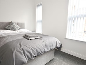 Quarto casal, banheiro compartilhado