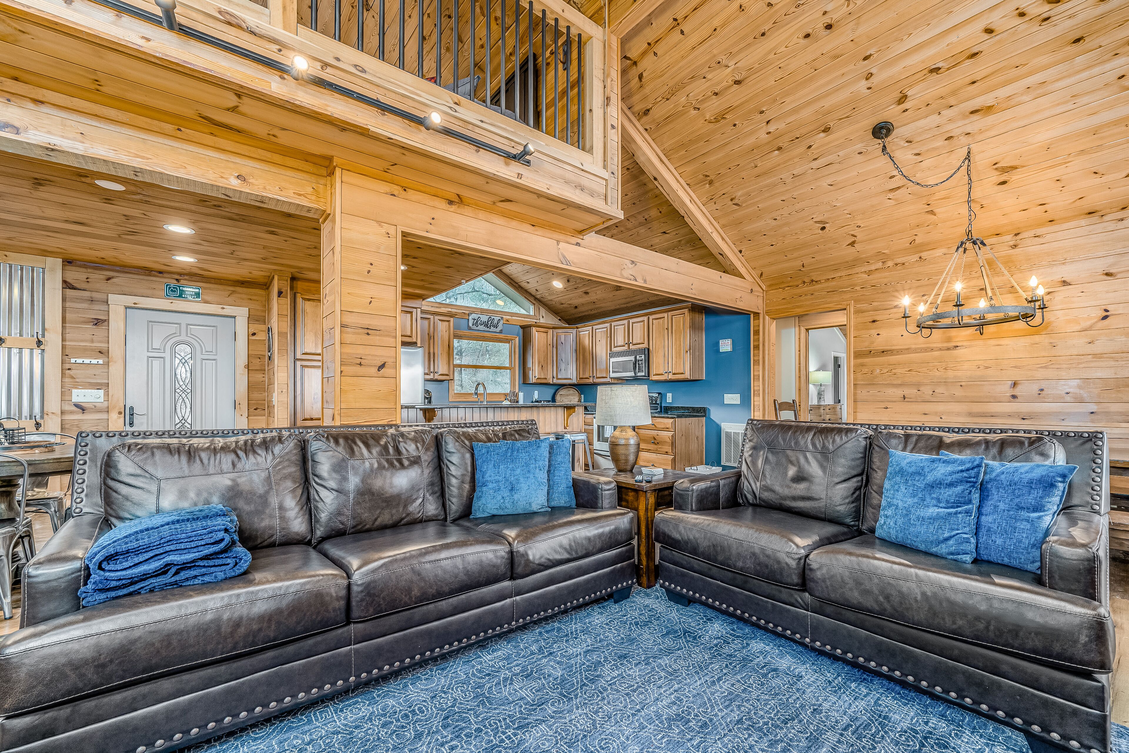 Dog-friendly home with high-speed WiFi, gas fireplaces & private hot tub