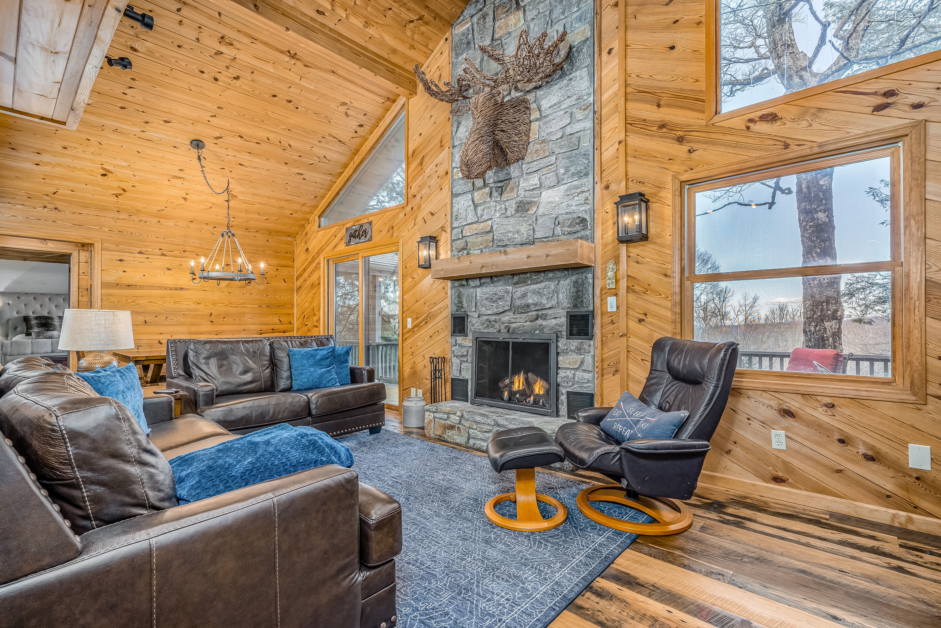 Dog-friendly home with high-speed WiFi, gas fireplaces & private hot tub