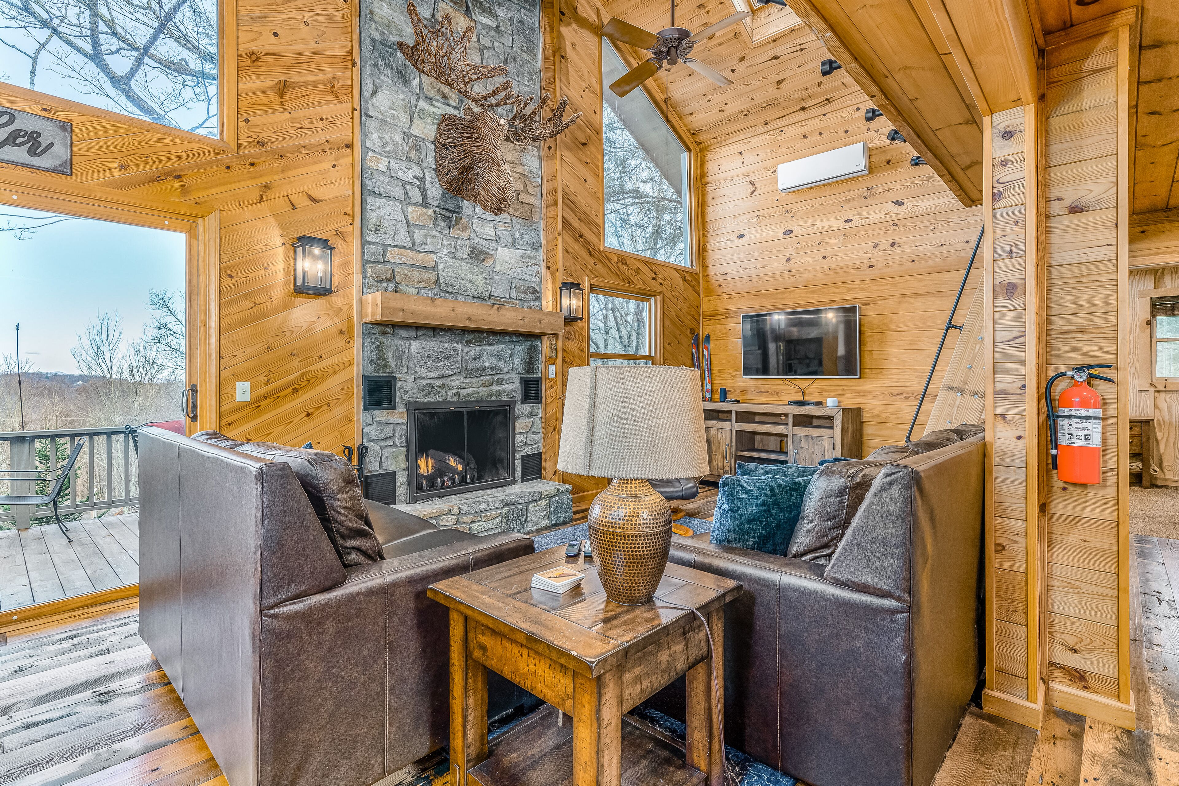 Dog-friendly home with high-speed WiFi, gas fireplaces & private hot tub