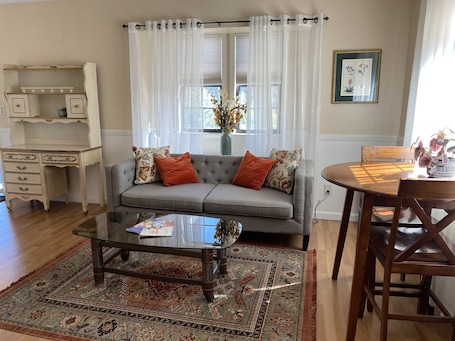 リビング エリア. Spacious room with private entrance near Bidwell Park!