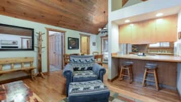 Smart TV, fireplace, DVD player, stereo