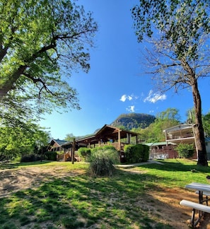 Blick auf den Pool, serviert Mittagessen und Abendessen