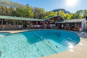 Außenpool, geöffnet von 11:00 Uhr bis 21:00 Uhr, Liegestühle