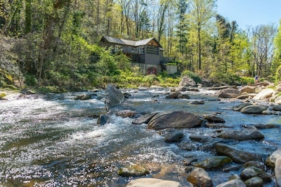Geneva Hotel & Tiki Bar