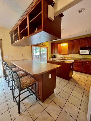 House | In-room dining - Geneva Hotel & Tiki Bar (Lake Lure)
