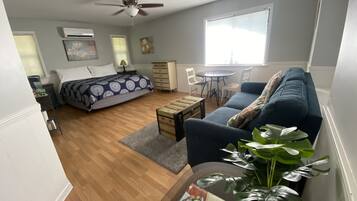 1 habitación, tabla de planchar con plancha y cuna de viaje