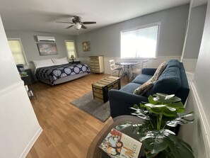 1 bedroom, iron/ironing board, travel crib, free WiFi - Large king guest room with private entrance and bathroom. (Chico)