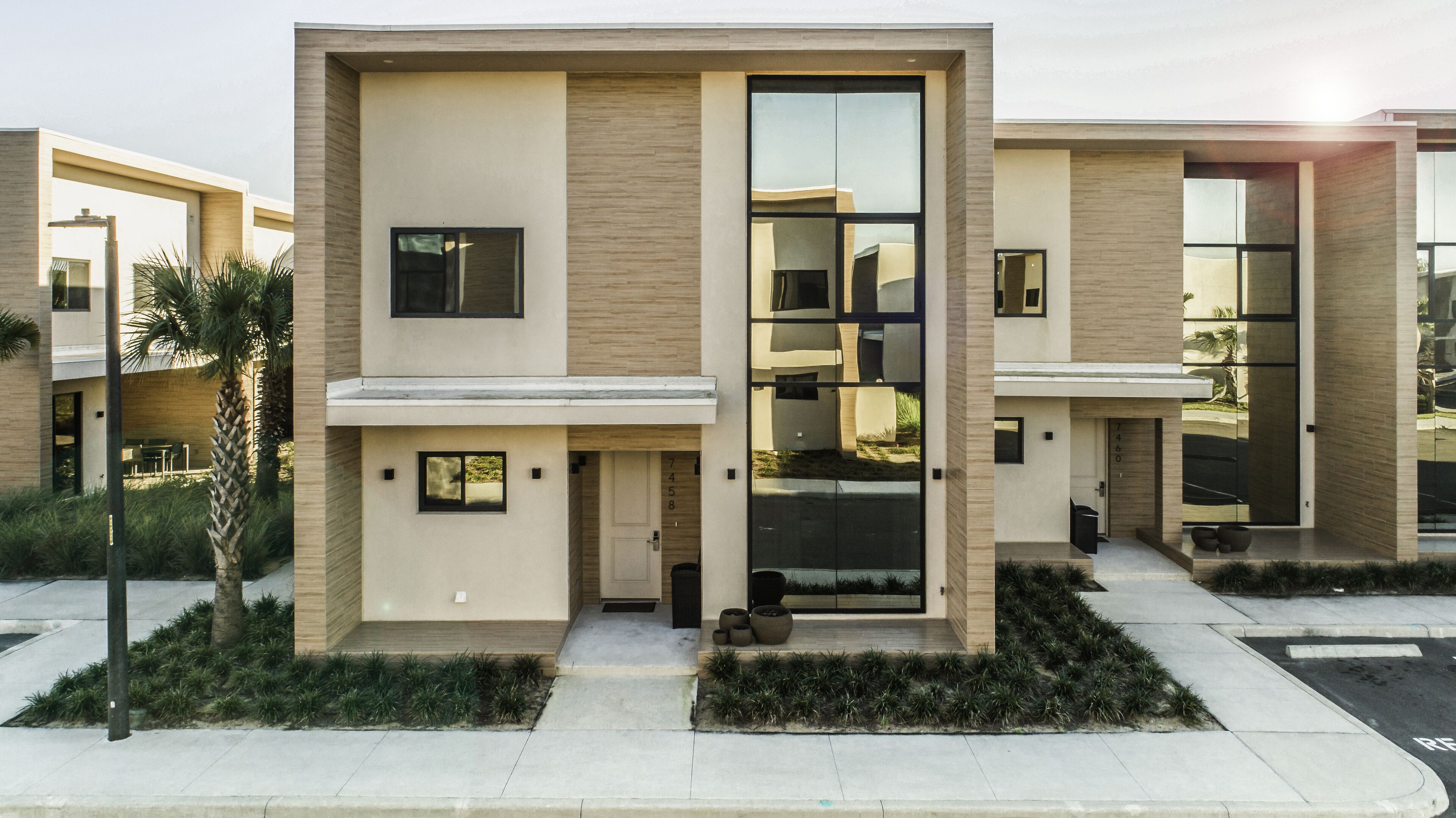 Un moderno edificio residenziale a più piani con tetto piatto, ampie finestre e un design minimalista.