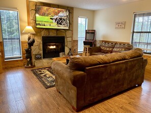 Smart TV, caminetto, libri