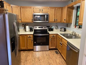 Frigorifero, microonde, forno, piano cottura