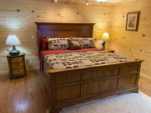4 bedrooms, iron/ironing board, free WiFi, bed sheets - Huge deck•PoolTable•Arcade•FencedYard•Hot Tub•Outdoorplay•Kids friendly•PetsOk (Pigeon Forge)