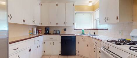 Cookware/dishes/utensils