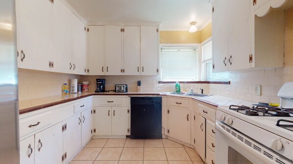 Cookware/dishes/utensils