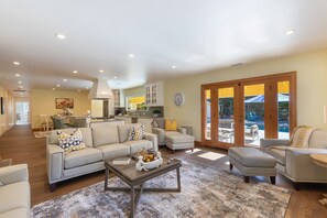 TV, fireplace, DVD player, foosball - Incredible Sebastopol Estate Surrounded by Vineyards (Sebastopol)