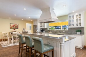 Fridge, microwave, oven, stovetop - Incredible Sebastopol Estate Surrounded by Vineyards (Sebastopol)