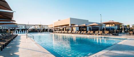 Utendørsbasseng og et oppvarmet basseng