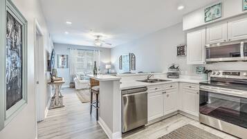 雪櫃、微波爐、焗爐、爐具