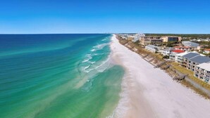 Un hôtel situé sur la côte, avec des chambres donnant sur la plage, une plage de sable et une vue sur l’océan.