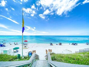 På stranden