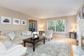 TV, fireplace, DVD player, books - Lake Oswego Home for the Summer ! Central to Restaurants and All PDX Offerings (Lake Oswego)