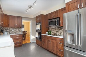 Fridge, microwave, oven, stovetop - Lake Oswego Home for the Summer ! Central to Restaurants and All PDX Offerings (Lake Oswego)