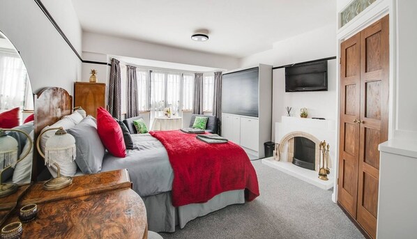 1 habitación, tabla de planchar con plancha y cuna de viaje 