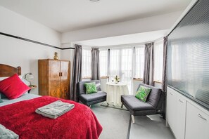 1 habitación, tabla de planchar con plancha y cuna de viaje 