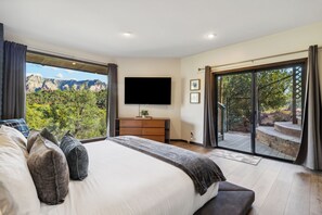 5 bedrooms, desk, iron/ironing board, travel crib - Luxury Cabin on the Creek with Red Rocks View (Sedona)