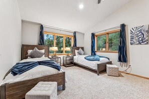 5 bedrooms, desk, iron/ironing board, travel crib