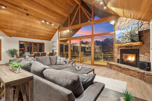 Smart TV, fireplace, video games, video library - Luxury Cabin on the Creek with Red Rocks View (Sedona)