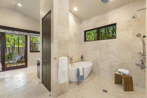 Badewanne, Haartrockner, Handtücher