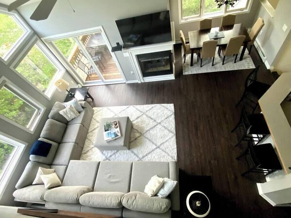 TV, fireplace