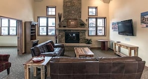 Televisión y chimenea