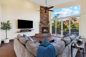 Smart TV, caminetto, videogiochi, videoteca