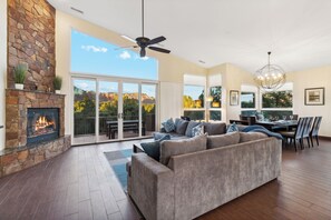 Smart TV, caminetto, videogiochi, videoteca