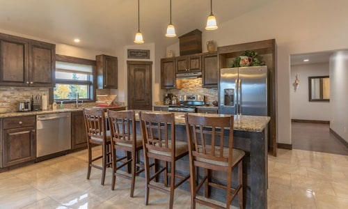 Bear Meadow Lodge: relaxing 3400 sq. ft., 6 bdm home 37 miles from Jackson Hole