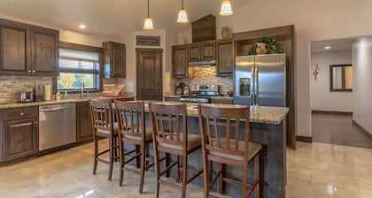 Bear Meadow Lodge: relaxing 3400 sq. ft., 6 bdm home 37 miles from Jackson Hole