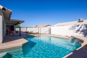 Piscina all'aperto, una piscina riscaldata
