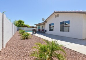 Terrace/patio - OCO-Heated pool for additional fee and spacious 4br home for your comfort. (Yuma)