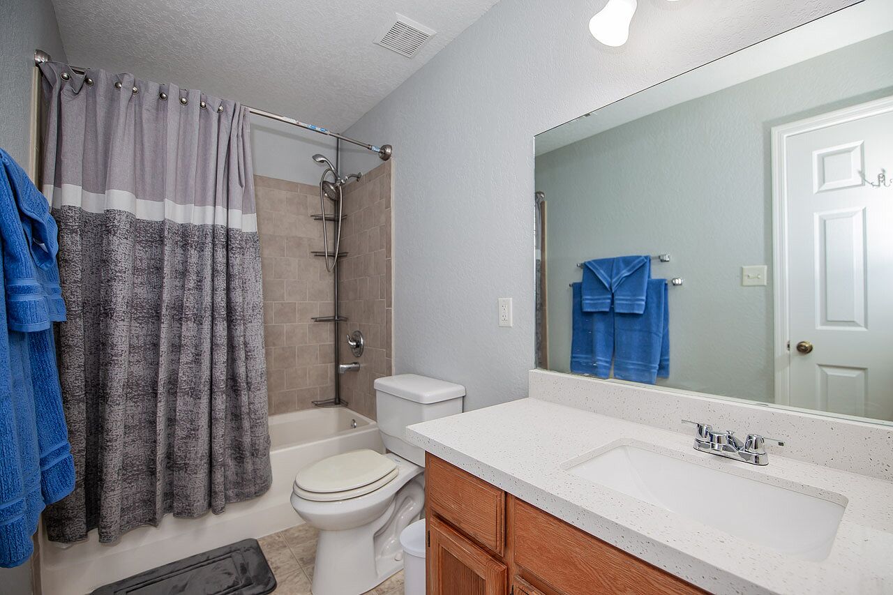 OCO-Heated pool for additional fee and spacious 4br home for your comfort.