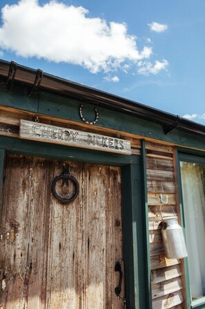Comfort Cabin, Private Bathroom (Cherry Pickers) | Exterior - Truly Kentish Holiday Lets (Sittingbourne)