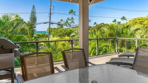 Outdoor dining - Hale Lani Kai By Parrish Kauai: steps from Poipu Beach with AC, great family vac (Koloa)
