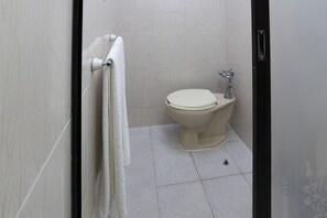 Habitación superior | Baño | Ducha y toallas