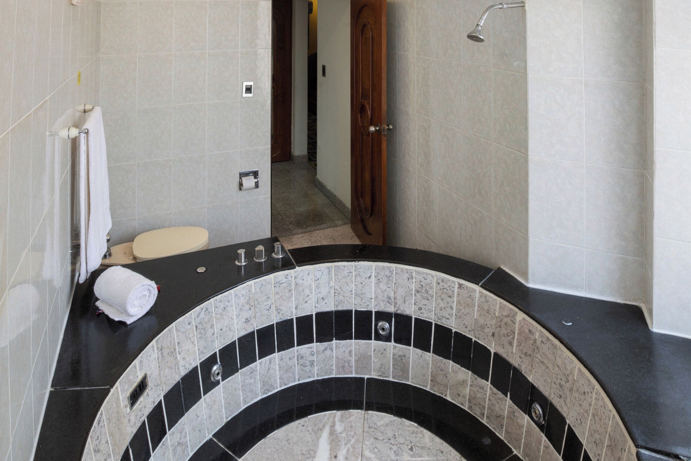 Habitación junior | Baño | Regadera y toallas 