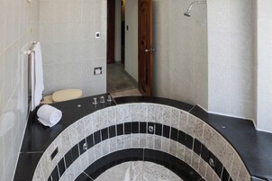 Junior Room | Bathroom | Shower, towels