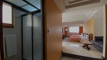 Phòng tiện nghi đơn giản | Phòng tắm | Buồng tắm vòi sen, khăn tắm