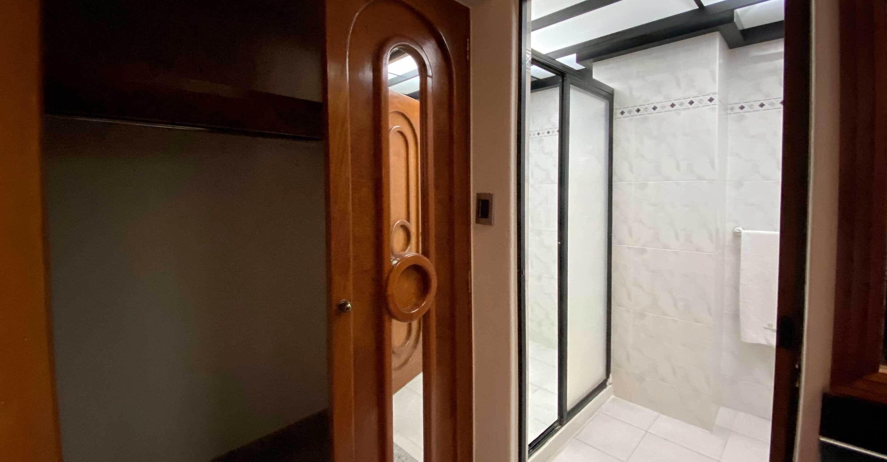 basic room | bathroom | shower, towels