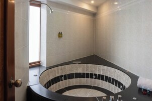 Junior Room | Bathroom | Shower, towels