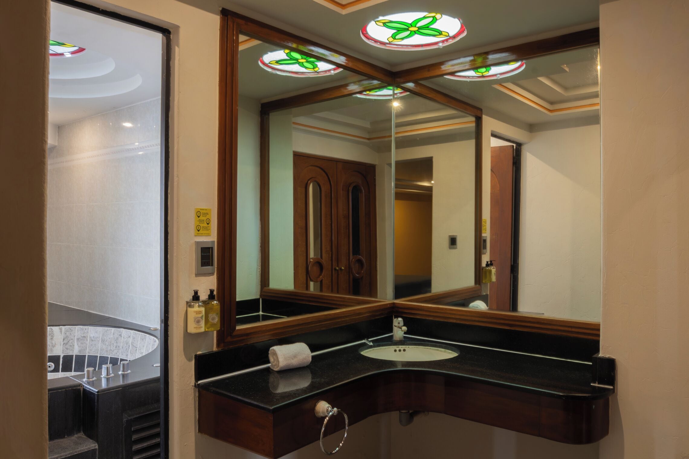 Habitación junior | Baño | Regadera y toallas 